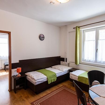 Hello Apartmanhaz Sopron Bagian luar foto