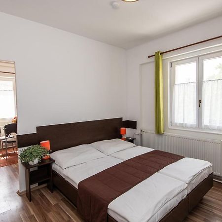Hello Apartmanhaz Sopron Bagian luar foto
