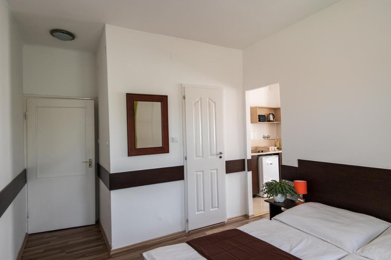Hello Apartmanhaz Sopron Bagian luar foto