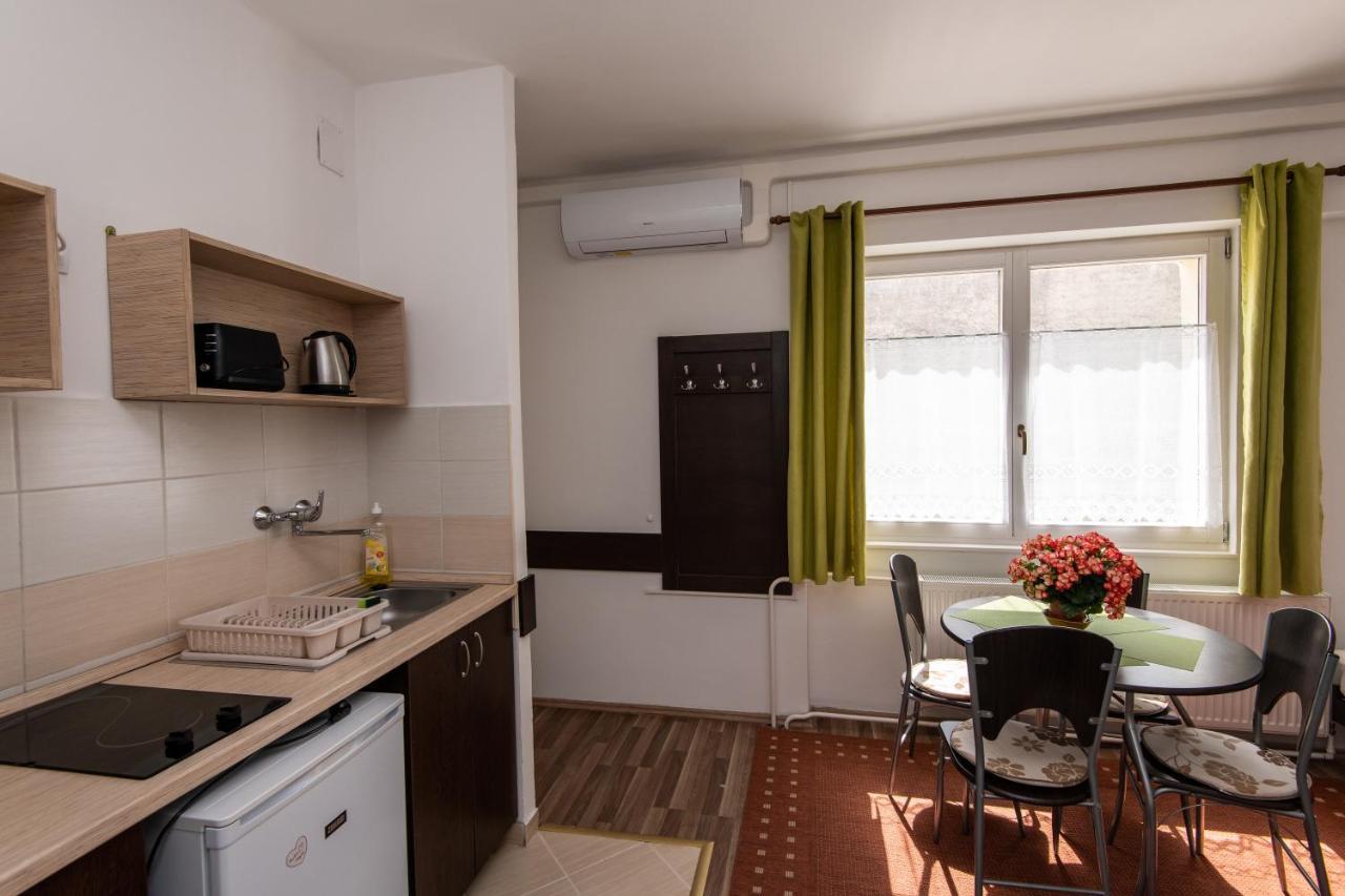 Hello Apartmanhaz Sopron Bagian luar foto