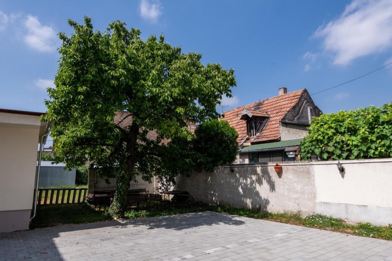 Hello Apartmanhaz Sopron Bagian luar foto