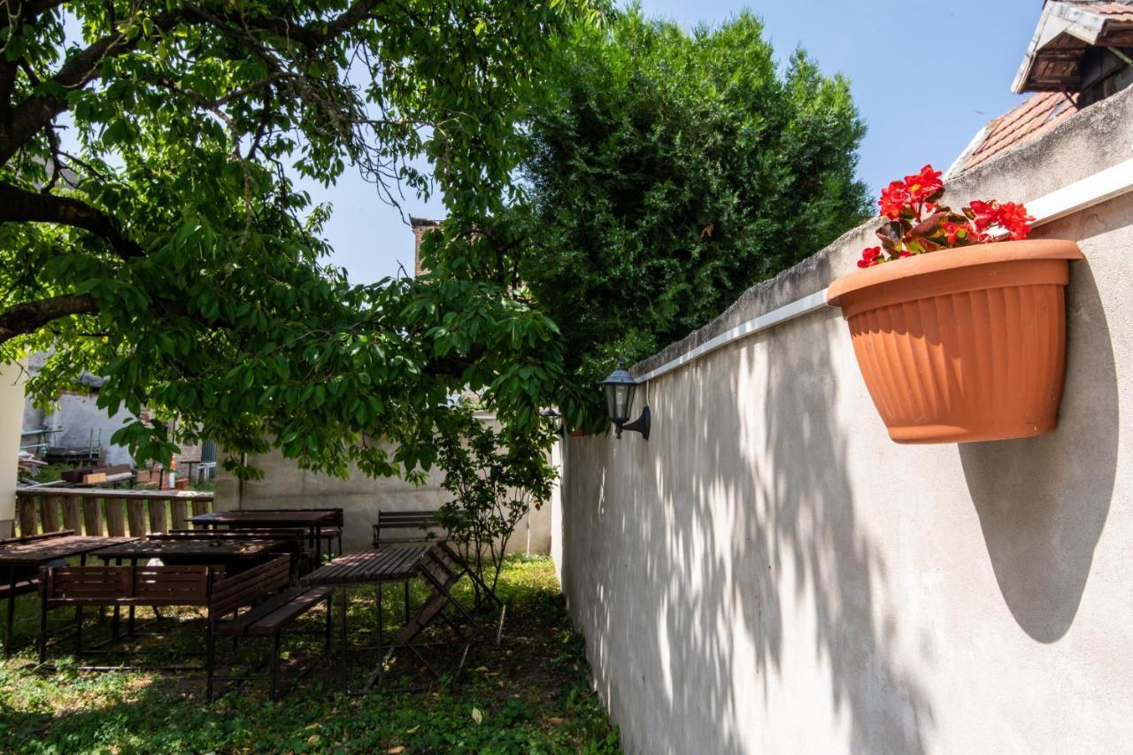 Hello Apartmanhaz Sopron Bagian luar foto