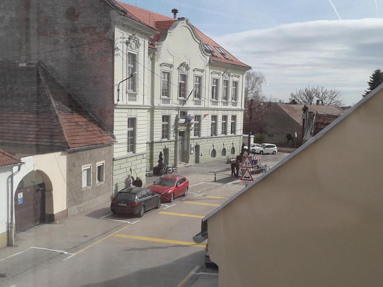 Hello Apartmanhaz Sopron Bagian luar foto